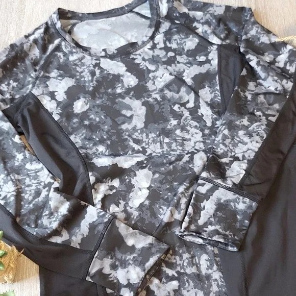 Athleta Runaway Top Black Long Sleeve Lycra Large NWT Workout Running Gym - Picture 2 of 7